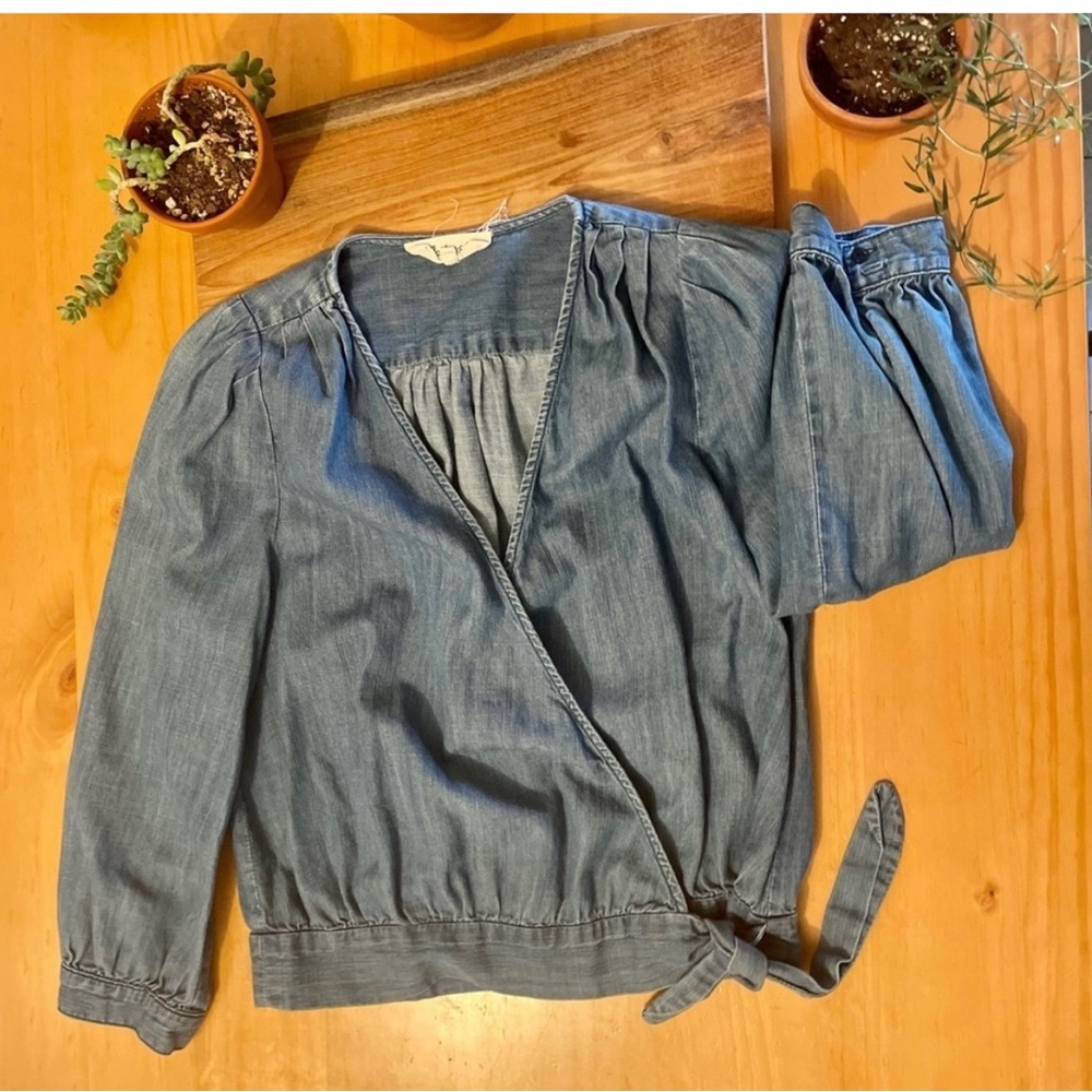 Madewell side tie wrap top. 3/4 sleeves, soft and secured with buttons.